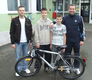 nemanja vajs levo i djaci i predstavnci skole Dositej Obradovic sa nagradom